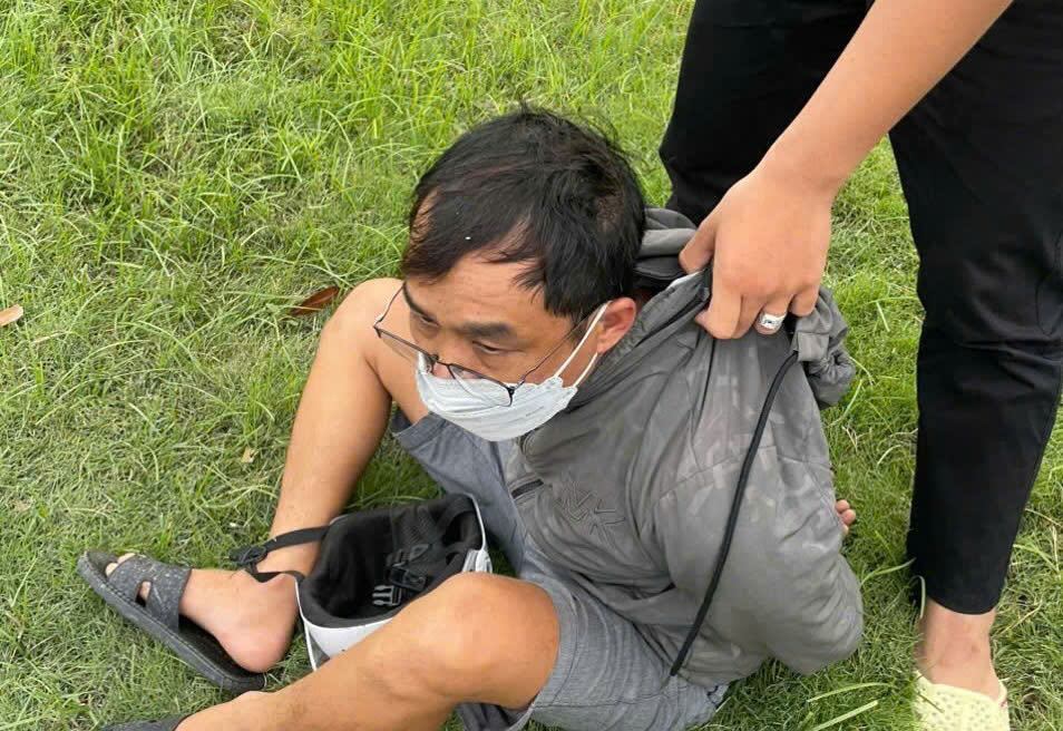Dong Thapで宝くじを強奪した容疑者は、タイニン警察に追跡され、逮捕されました。写真:警察提供
