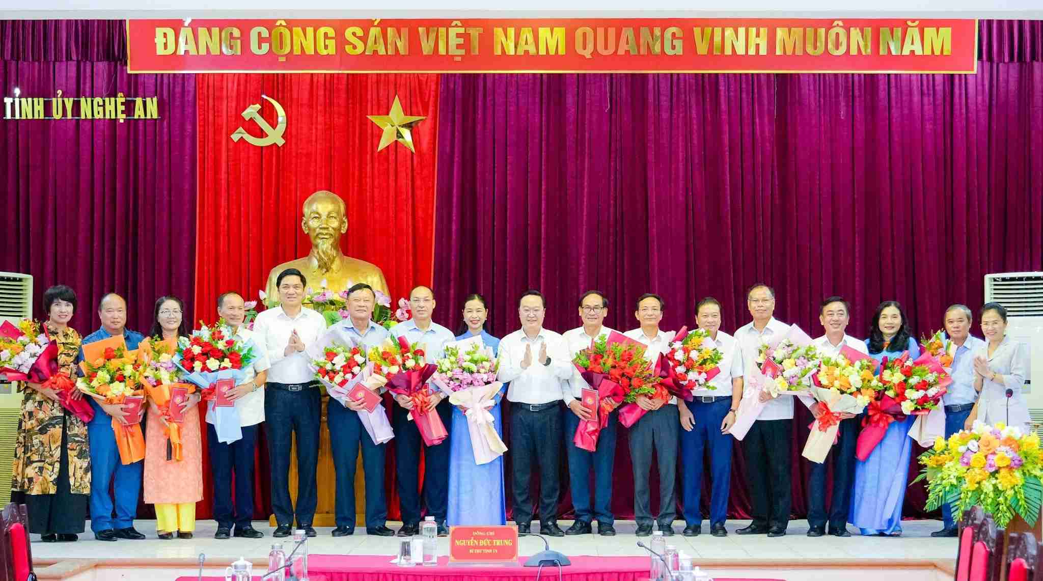 Nghe An 성 당위원회 상임위원회는 성 당위원회 관리 대상 간부 정년퇴직 및 조기 퇴직자에게 꽃을 전달했습니다. 사진: Pham Bang