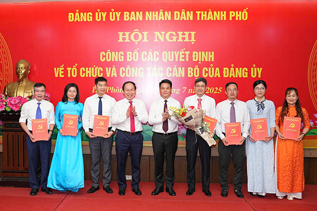 Trao Quyet dinh cho cac to chuc dang va cong tac nhan su. Anh: Dam Thanh