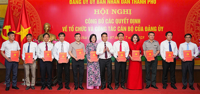 Trao Quyet dinh cho cac to chuc dang va cong tac nhan su. Anh: Dam Thanh