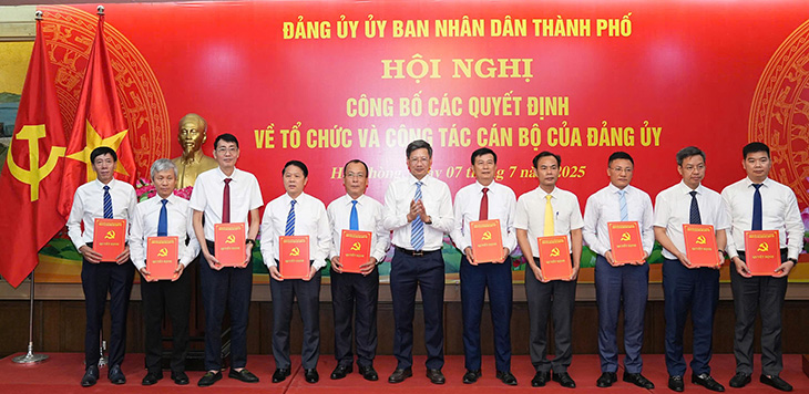 Trao Quyet dinh cho cac to chuc dang va cong tac nhan su. Anh: Dam Thanh