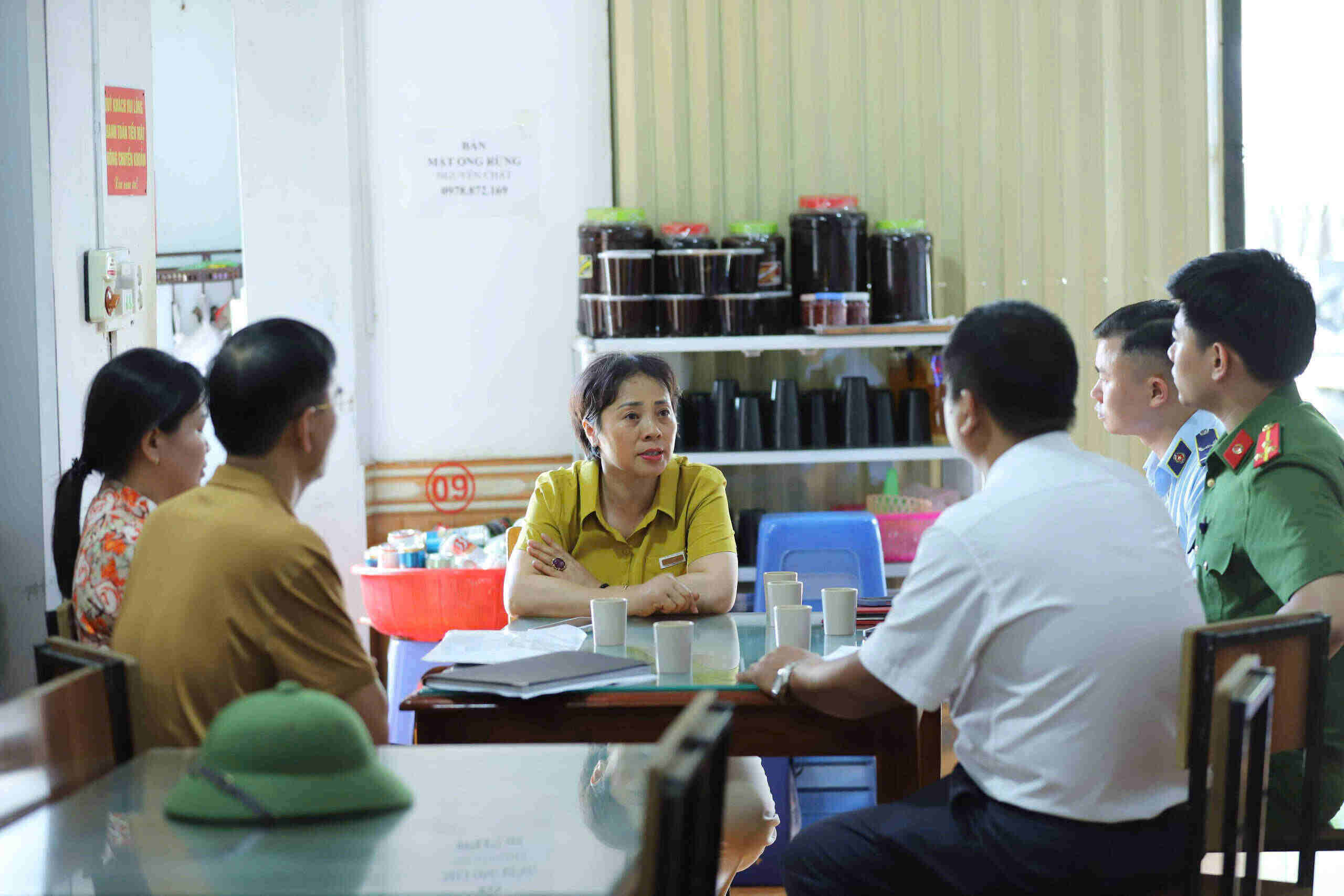 Doan kiem tra lien nganh tien hanh kiem tra dot xuat co so kinh doanh. Anh: Truong Son