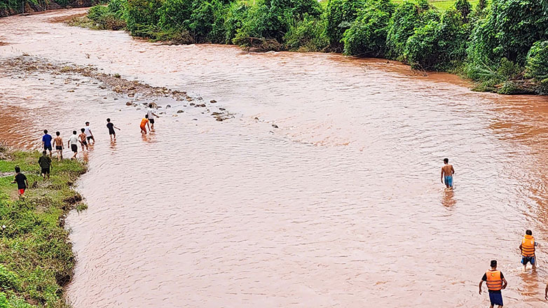 관계 당국은 Dien Bien에서 홍수에 휩쓸린 8세 남자아이의 시신을 발견했습니다. 사진: Nam Ke 면 인민위원회 제공