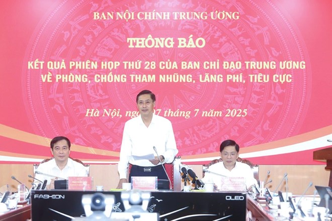 응우옌흐우동(Nguyen Huu Dong) 중앙당 위원 중앙내정위원회 부위원장은 중앙검사위원회가 가짜 상품 가짜 식품과 관련된 가짜 상품 위반 징후가 있는 간부 조직의 행위를 명확히 하는 검사를 담당했다고 밝혔습니다. 사진: 쩐브엉(Tran Vuong)