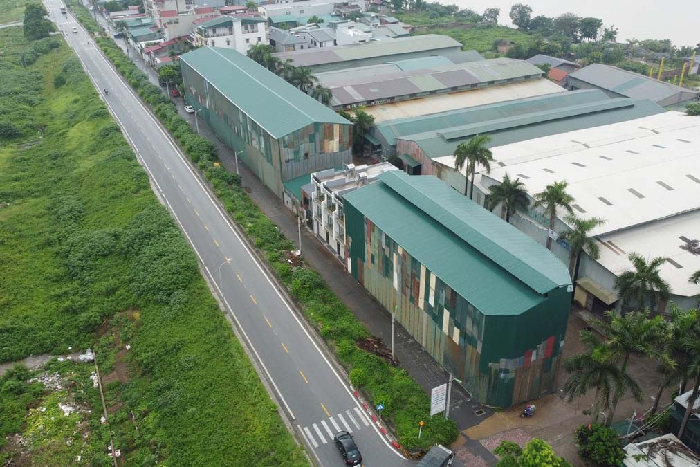 하노이 시장은 Duong 강 제방 밖 비농업 토지에 지어진 연립 주택 단지(Viet Hung 동)에 대한 정보를 확인하도록 지시했습니다. 사진: Doan Khang