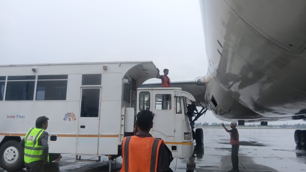 Xe cứu thương chuyen dung tiep can va may bay Vietnam Airlines dể chuyển khach. Anh: Vietnam Airlines