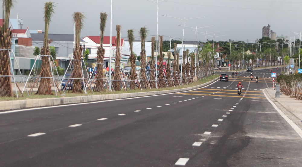 Dong thoi, cong tac trong cay xanh, lap dat dien chieu sang, don dep ve sinh cung dang duoc day manh, phan dau hoan thanh truoc ngay 15.7.2025.