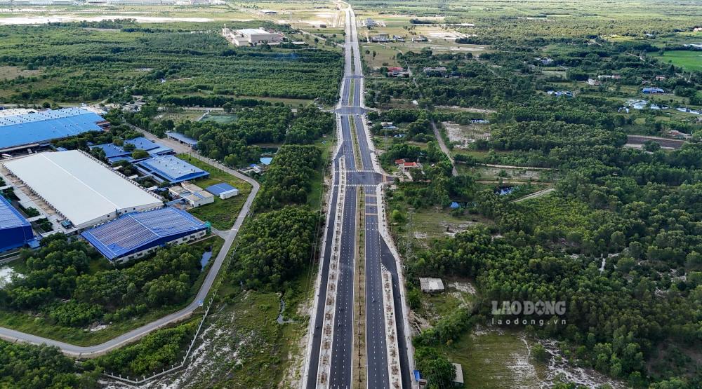 Ngay 7.7, trao doi voi PV Bao Lao Dong, dai dien Ban Quan ly du an dau tu xay dung cac cong trinh giao thong TP Hue cho biet, du an duong cuu ho, cuu nan Phong Dien - Dien Loc dang buoc vao giai doan cuoi cung voi nhieu hang muc chu chot da hoan thanh.
