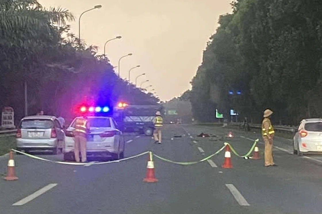 Accident imminent mais beaucoup de gens ignorent et decident de conduire une moto sur l'autoroute