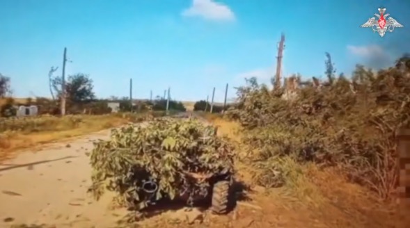 Le vehicule ukrainien est bloque par un drone russe bien qu'il ait ete soigneusement demasque. Photo : Ministere russe de la Defense