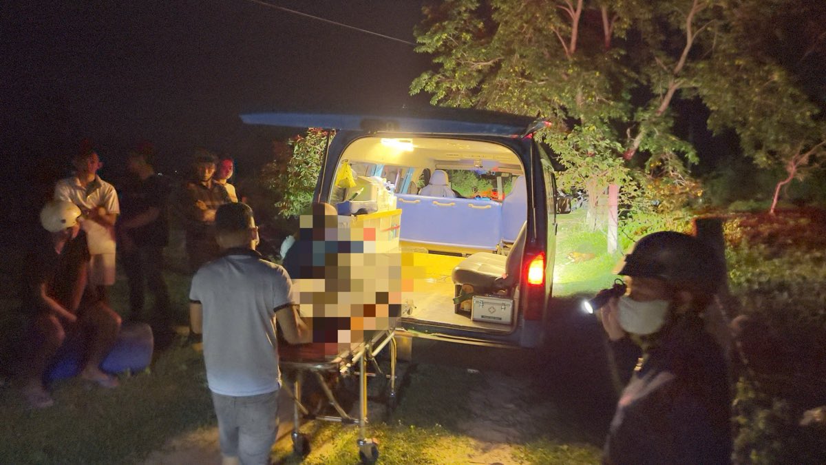Thi thể nạn nhân được đưa về sau khi công an hoàn tất khám nghiệm. Ảnh: Duy Tuấn 