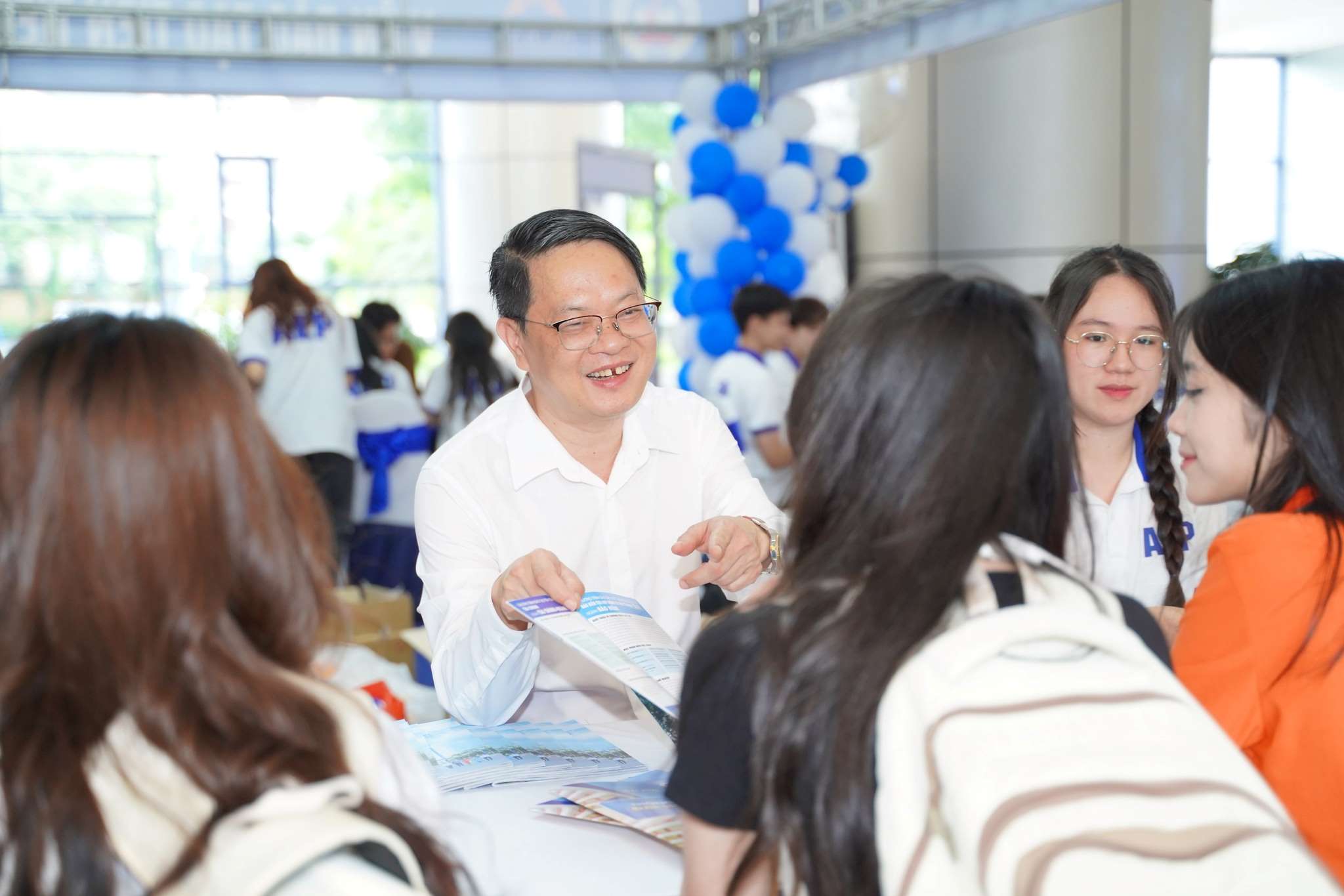 Dr. Vu Van Ngoc advises parents and students on career admissions. Photo: Van Trang