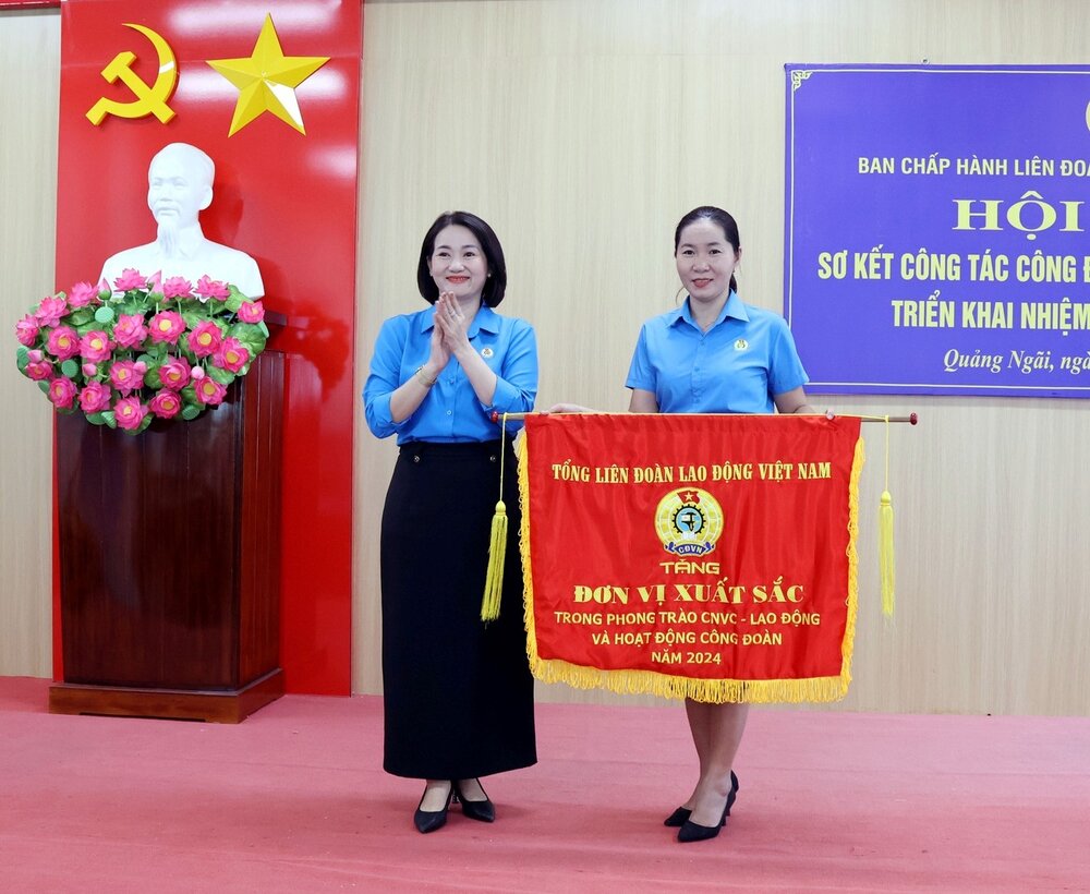 La Federation du travail de la ville de Duc Pho (ancienne) accueille le drapeau de competition de la Confederation generale du travail du Vietnam. Photo : Syndicat de Quang Ngai
