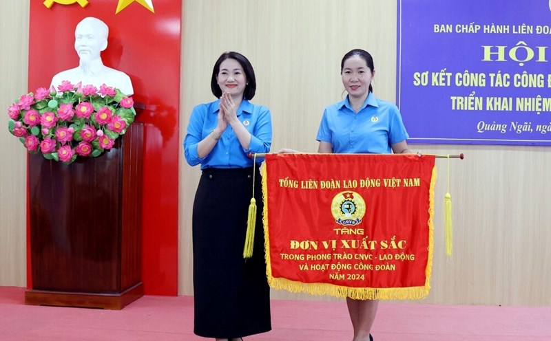 The Duc Pho Town Labor Federation (old) received the Emulation Flag of the Vietnam General Confederation of Labor. Photo: Quang Ngai Trade Union