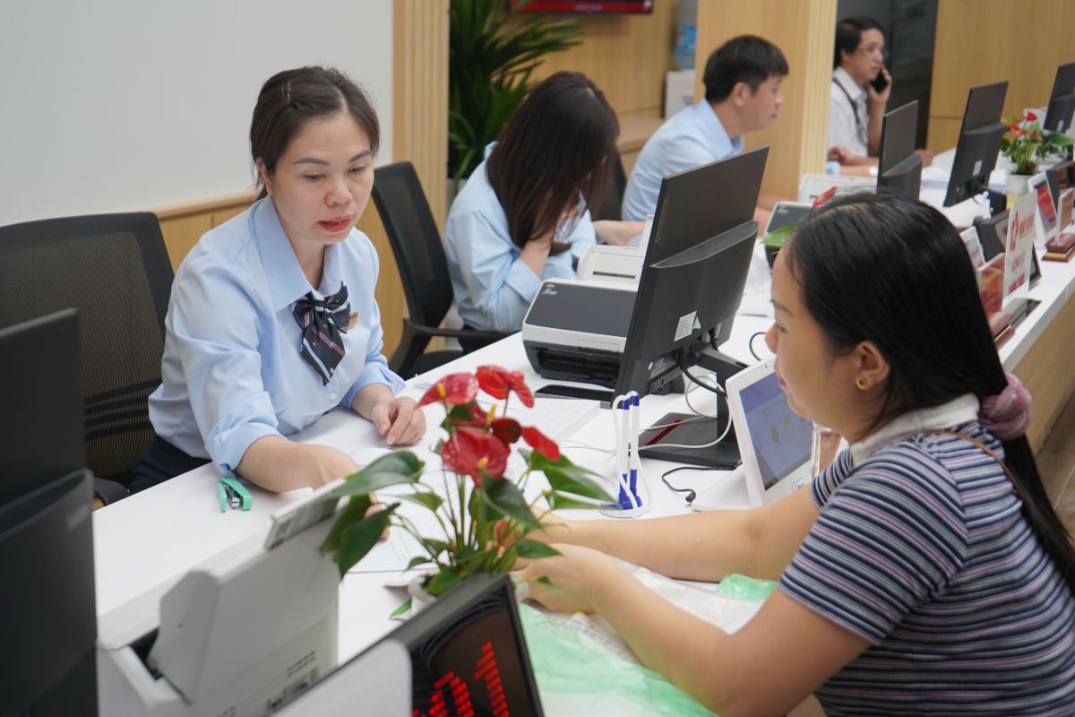 하이퐁 빈 자비엔 간부들이 국민들에게 행정 절차를 안내하고 있습니다. 사진: Mai Dung