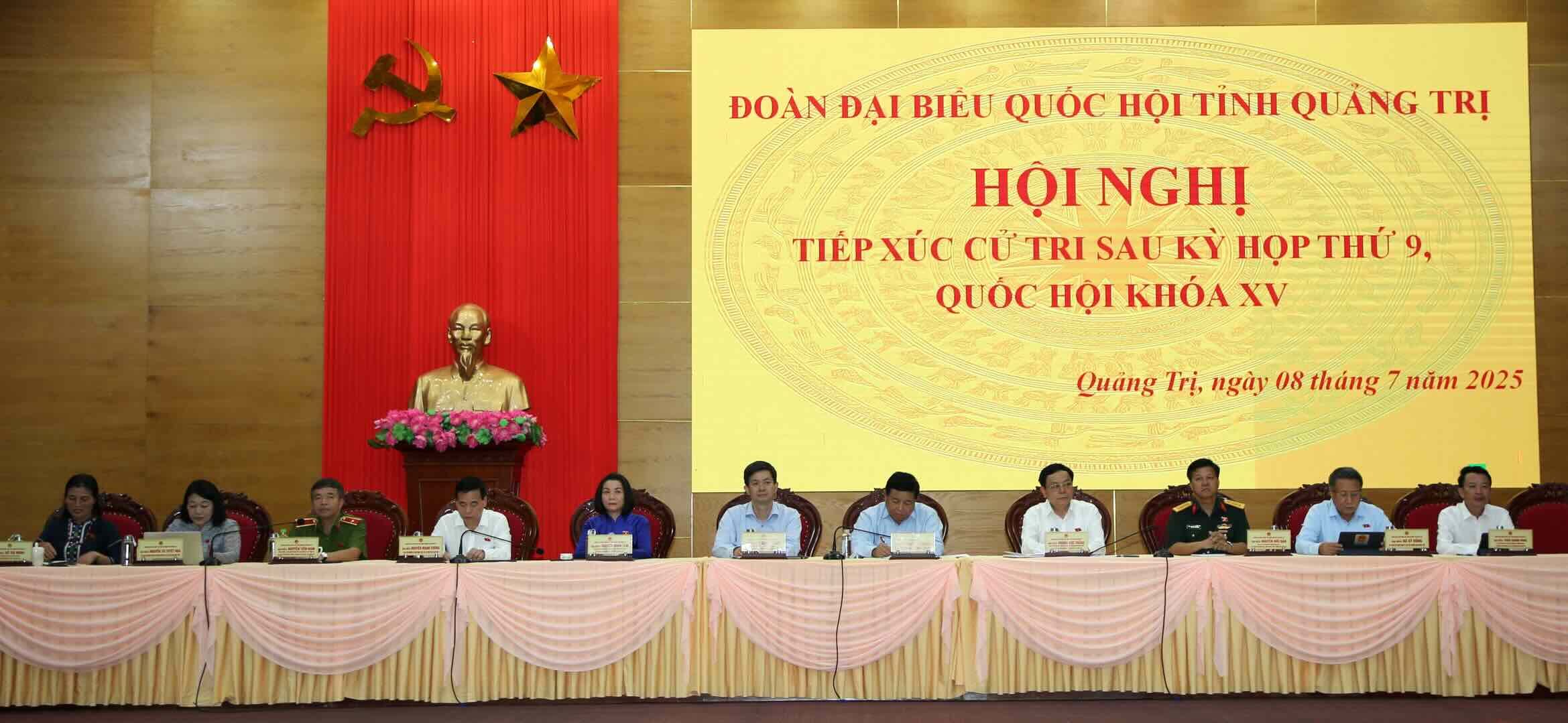 Nguyen Chi Dung 부총리와 국회 대표단이 Quang Tri 지방에서 유권자들과 만났습니다. 사진: Cong Sang