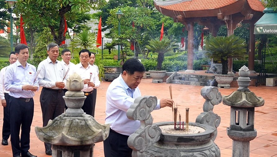 Pho Thu tuong Nguyen Chi Dung dang huong Bac Ho va cac Anh hung liet si. Anh: Mai Tri