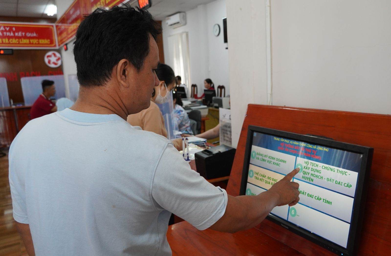 껀터시 롱푸빈사에서 전자 시스템을 통해 공공 행정 절차를 등록하는 시민. 사진: 프엉 안