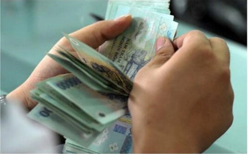The bonus level of the household receiving the Certificate of Merit from the Chairman of the People's Committee at the commune level is based on the basic salary. Photo: Hai Nguyen
