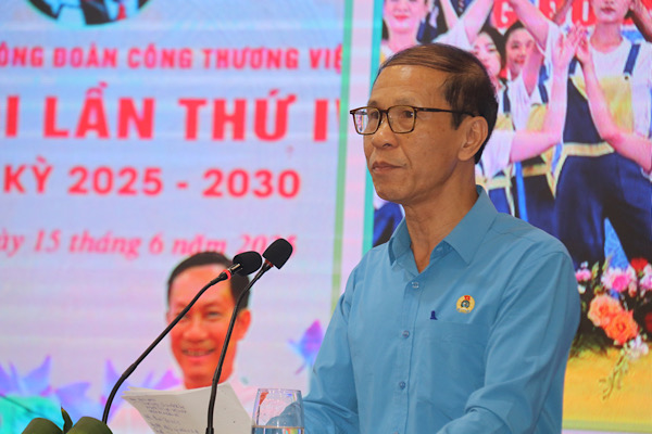 Pho Chu tich Cong doan Cong thuong Viet Nam ong Vu Truong Son thong tin ve ket qua hoat dong cong doan 6 thang dau nam 2025. Anh: Phuong Linh