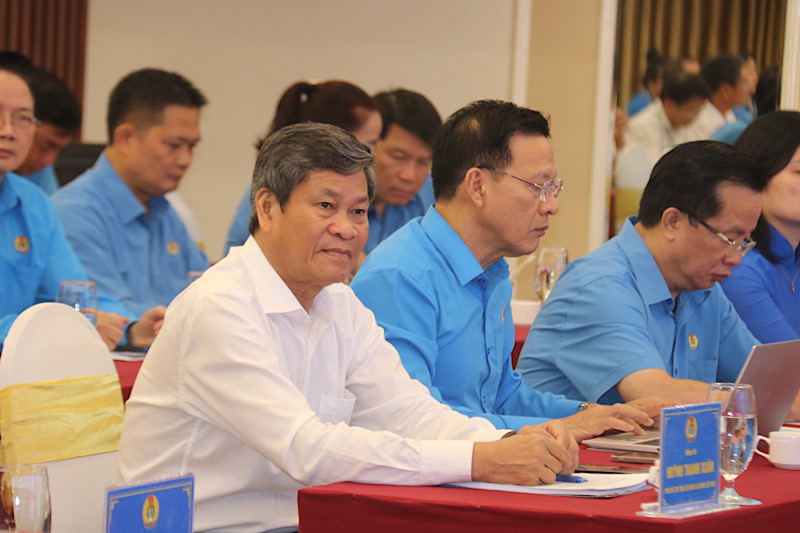 M. Huynh Thanh Xuan - vice-president de la Confederation generale du travail du Vietnam a participe et donne des instructions a la conference de bilan du travail du Syndicat vietnamien de l'industrie et du commerce. Photo : Phuong Linh