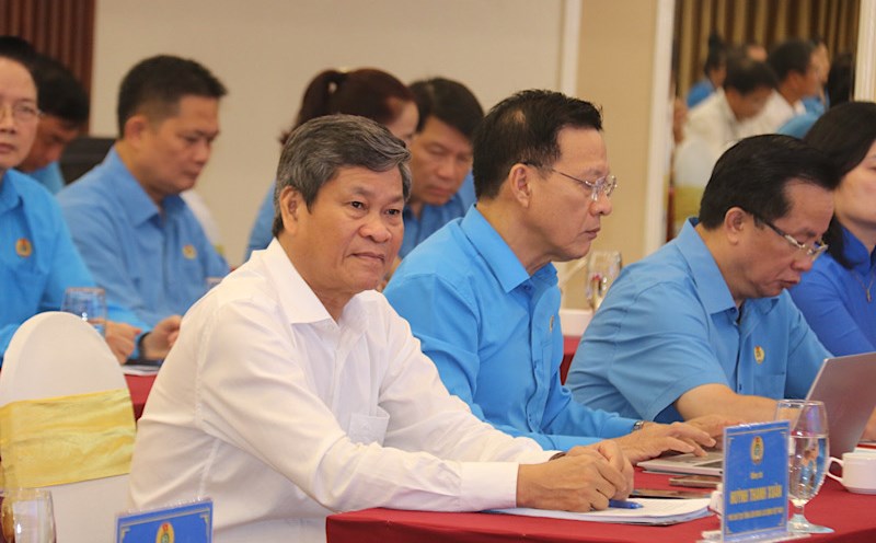 Mr. Huynh Thanh Xuan - Vice President of the Vietnam General Confederation of Labor attended and directed the conference to review the work of the Vietnam Trade Union. Photo: Phuong Linh