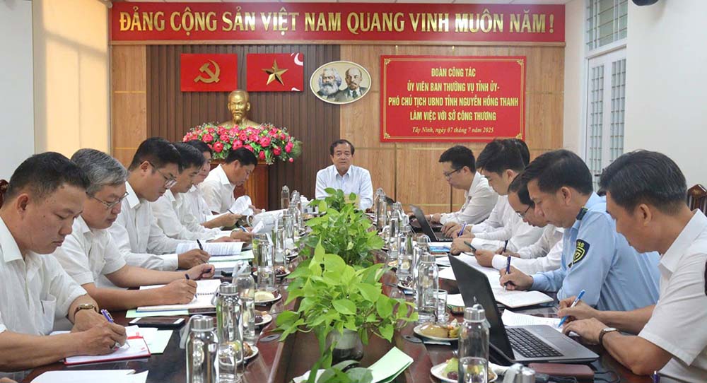 Member of the Provincial Party Standing Committee, Vice Chairman of the Tay Ninh Provincial People's Committee - Nguyen Hong Thanh had a working session with the Department of Industry and Trade. Photo: Tay Ninh Portal
