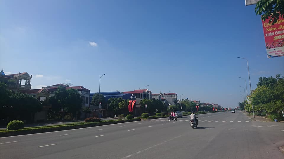 랑선을 통과하는 국도. 사진: Xuyen Dong