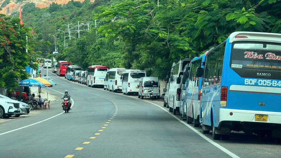 관광객을 태운 자동차가 숙박 시설 앞에 길게 줄지어 서 있습니다. 사진: Duy Tuan