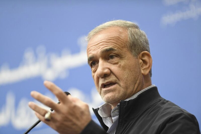 마수드 페제시키안 이란 대통령은 암살 음모가 미국이 아닌 이스라엘에 의해 자행되었다고 강조했습니다. 사진: 신화통신