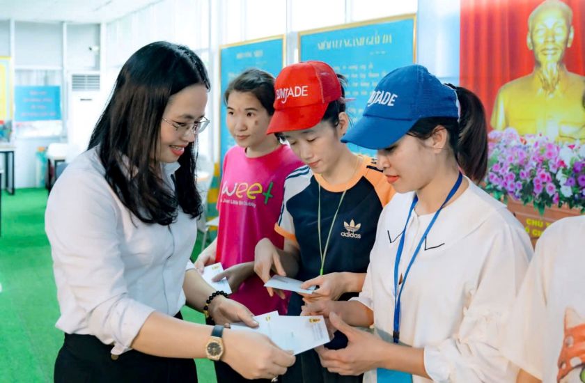 Au cours des 17 dernieres annees Mme Nguyen Thi Ai a ete un pilier solide pour des milliers de membres du syndicat et de travailleurs. Photo : Quach Du