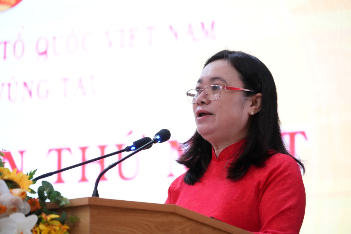 Mme Nguyen Thi Minh - Vice-presidente du Comite MTTQVN du quartier presidente du syndicat du quartier Vung Tau - annonce les decisions sur le reglement d'exploitation. Photo Thanh An
