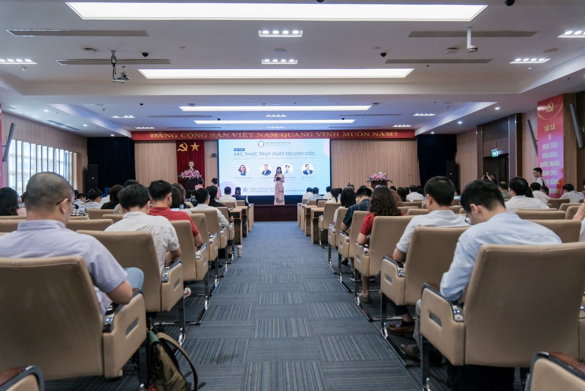 El seminario para autenticar la trazabilidad: la dinamica del desarrollo sostenible de la economia digital de Vietnam, atrayendo la participacion de muchos delegados e invitados. Foto: Hoang Anh