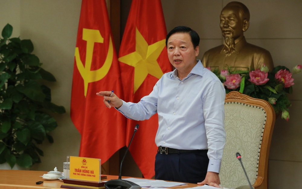 쩐홍하 중앙당 위원 겸 부총리는 고속철도에 대한 표준 및 기술 규정 시스템을 신속하게 완료할 것을 요청했습니다. 사진: VGP