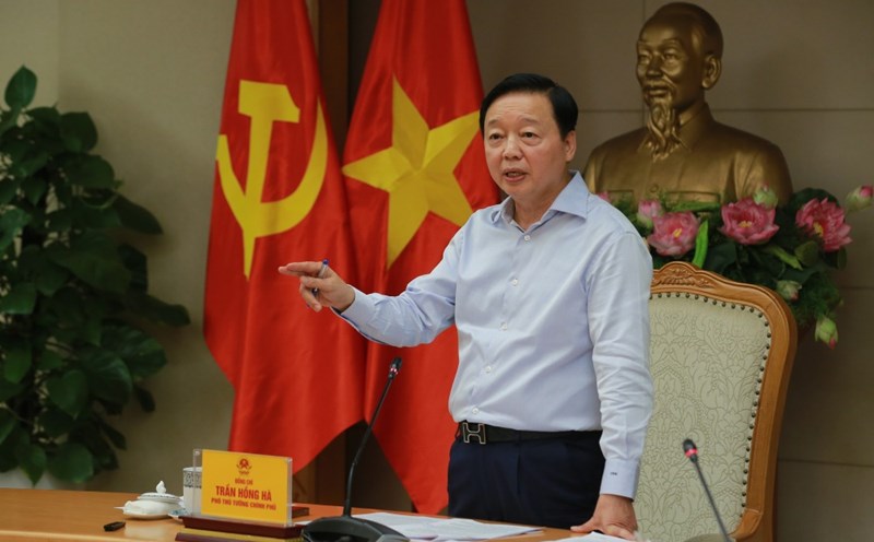 Member of the Party Central Committee, Deputy Prime Minister Tran Hong Ha requested the urgent completion of the system of standards and technical regulations for high-speed railways. Photo: VGP