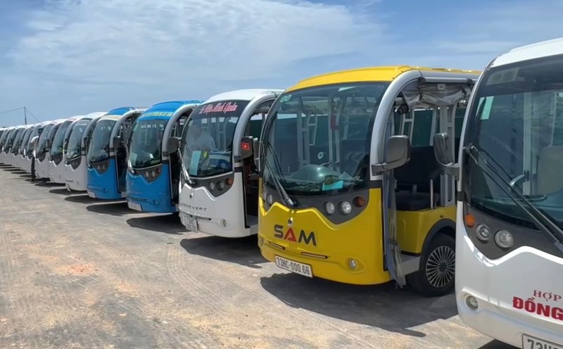 Quang Tri will make recommendations if there are any problems with 4-wheeled electric vehicles transporting tourists.