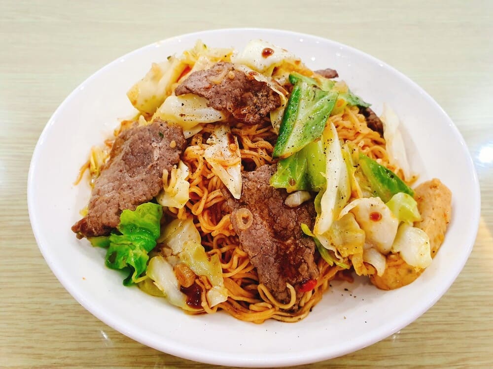 Stir-fried shrimp paste with hao oil is both easy to make and has enough nutrients for a quick lunch. Photo: Tuan Dat