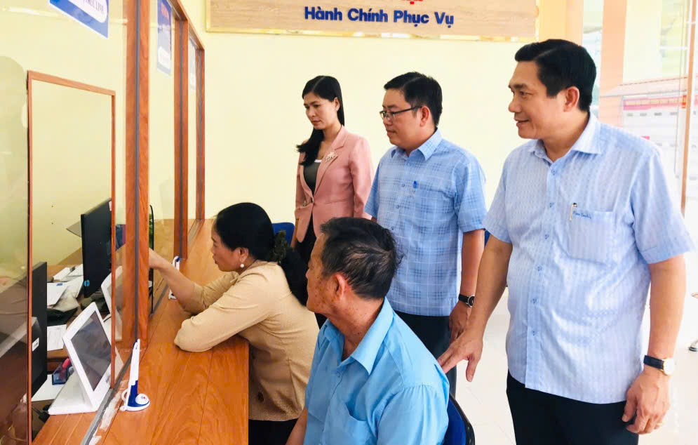 Doan cong tac tinh Tay Ninh di kiem tra, nam bat tinh hinh trien khai mo hinh chinh quyen dia phuong 2 cap tai cac xa, phuong. Anh: Duy Minh
