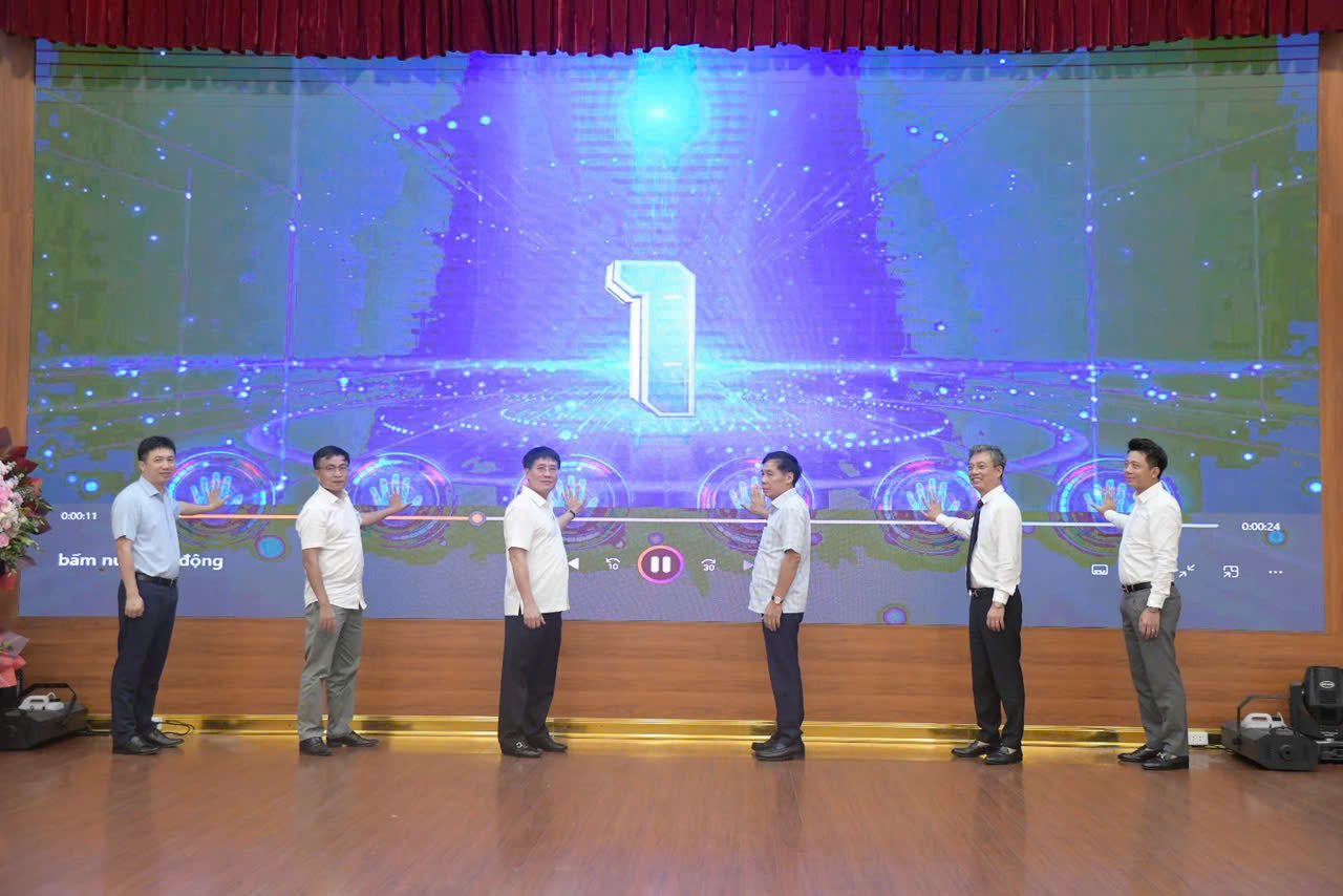 Cac dai bieu nhan nut phat dong cuoc thi. Anh: Huong Nha