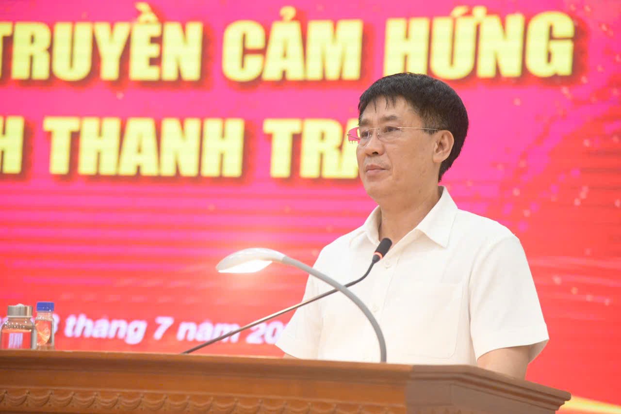 Le Sy Bay 정부 감사원 부원장이 프로그램에서 연설하고 있습니다. 사진: Huong Nha