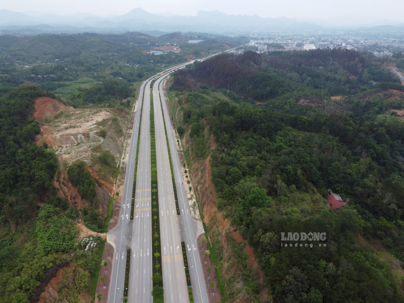 Tuyen duong Vo Nguyen Giap (duong 58m) mot trong nhung truc giao thong chinh cua dia phuong. Anh: Tan Van