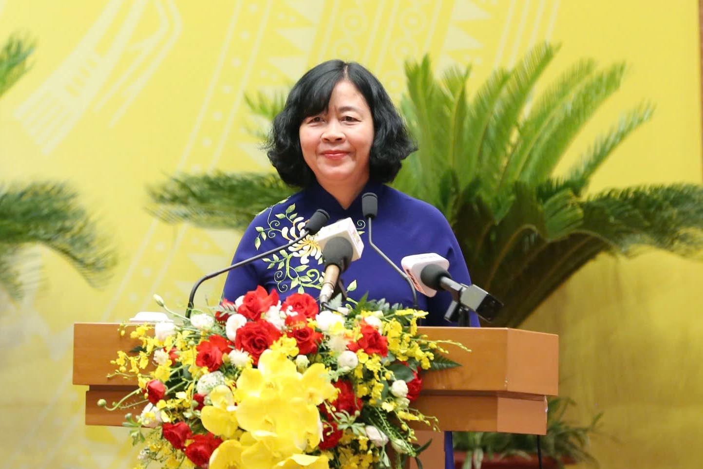 하노이시 당위원회 서기 Bui Thi Minh Hoai가 7월 8일 아침 하노이시 인민의회 2025년 중반 정기 회의(제25차 회의)에서 발언하고 있습니다. 사진: Pham Kien