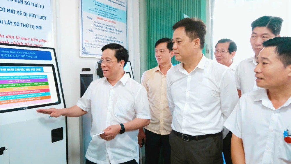 An Giang 지방 인민위원회 위원장 Ho Van Mung(왼쪽)이 Phu Quoc 특별 행정 서비스 센터에서 검사를 하고 있습니다. 사진: My Ly