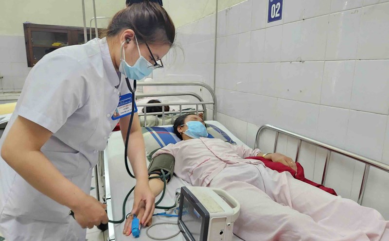 Doctor treats a patient with streptococcus congestive heart disease. Photo: Q. An.