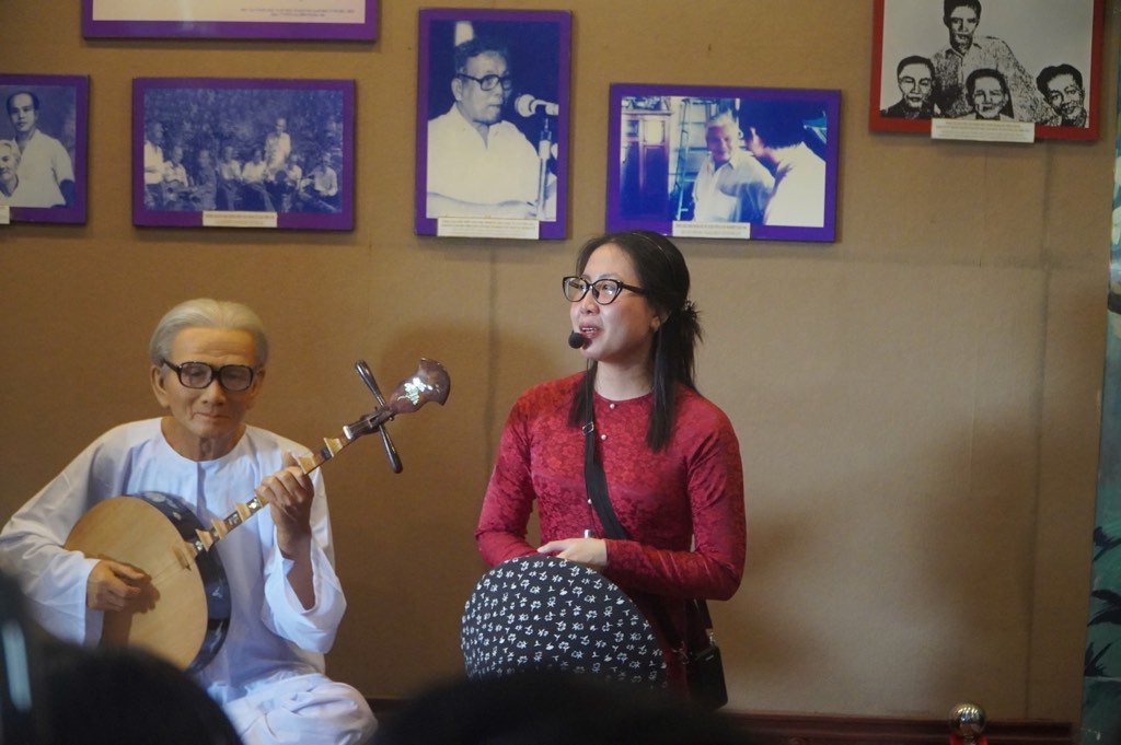 Du khach thuong thuc cac tiet muc cai luong va don ca tai tu. Anh: Ngoc Anh