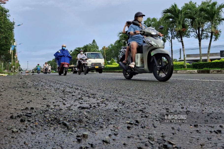 Dao va da dam o mat duong. Anh: Ta Quang