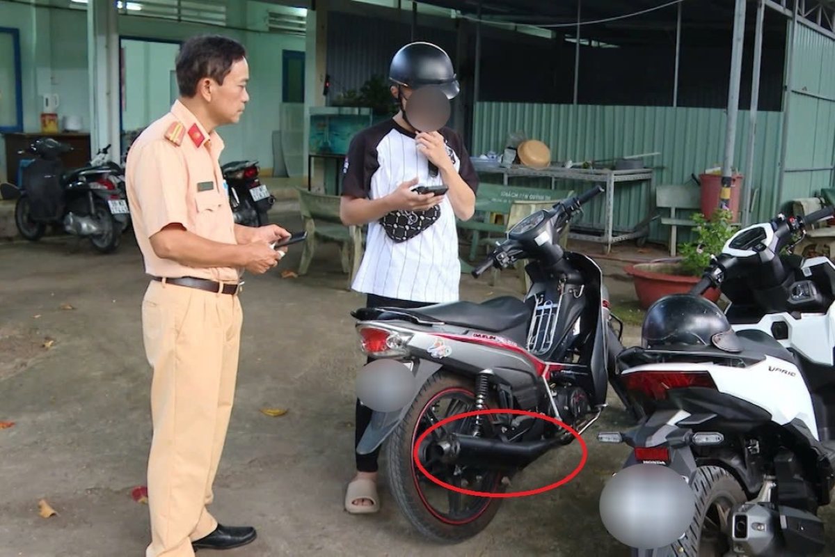 Một trường hợp thanh thiếu niên điều khiển xe thay đổi đặc tính, kết cấu bị lực lượng CSGT ở TPHCM phát hiện, xử lý. Ảnh: Thành An