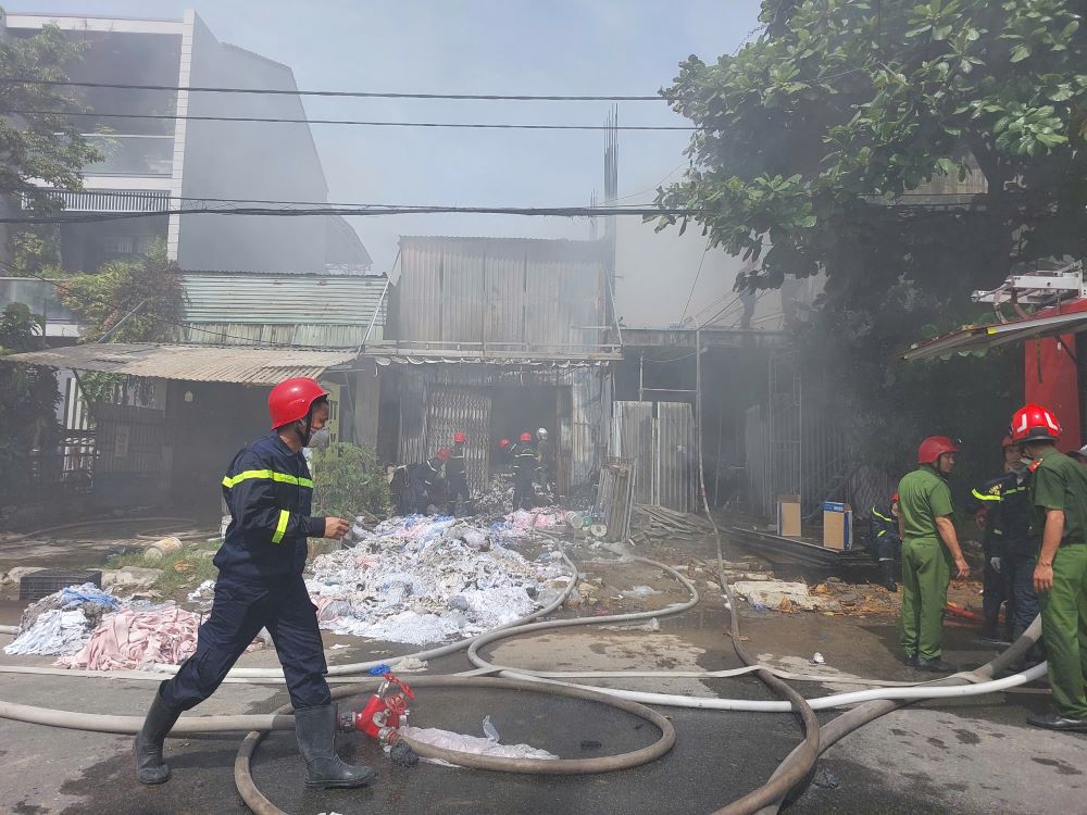 Canh sat PCCC&CNCH dieu dong 6 xe chuyen dung cung hang chuc cac bo chien si den hien truong trien khai cong tac dap lua. Anh: Ho Giap