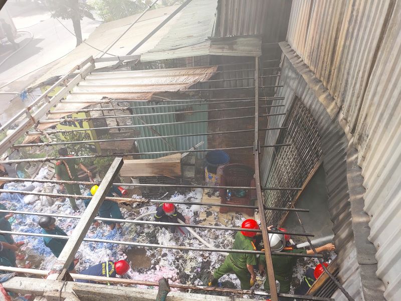 다낭 직물 창고에서 큰 화재 발생 많은 재산과 장비가 불에 탔습니다. 사진: 호 지압