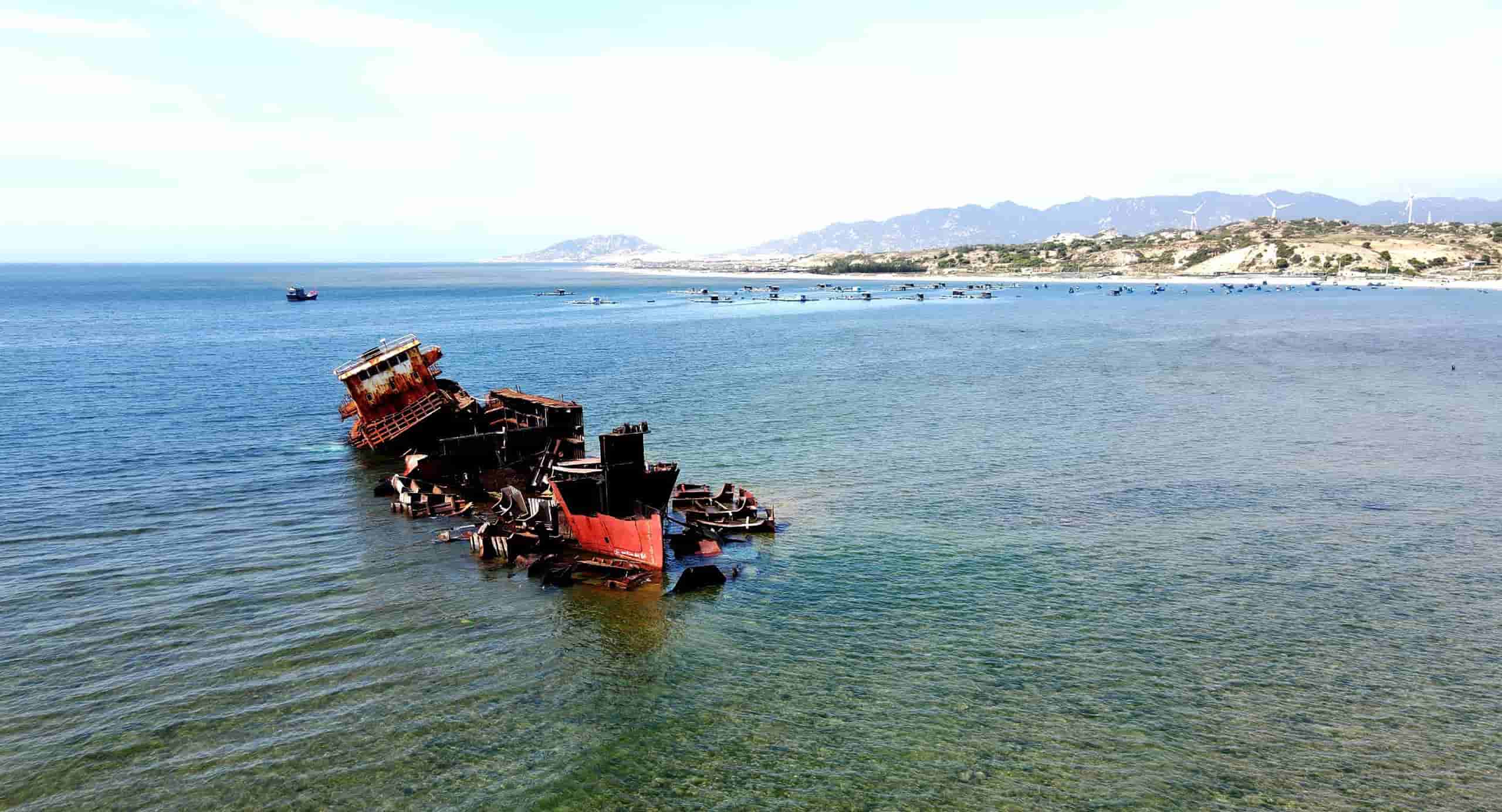 지방 당국은 Phuoc Dinh 해변에서 거의 3년 동안 좌초된 4 500톤 이상의 선박을 해체하기 시작했습니다. 사진: Huu Long